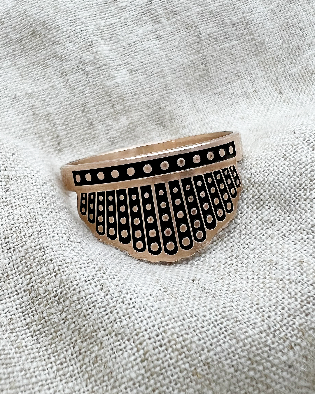 Bronze ring band with dissent collar motif 