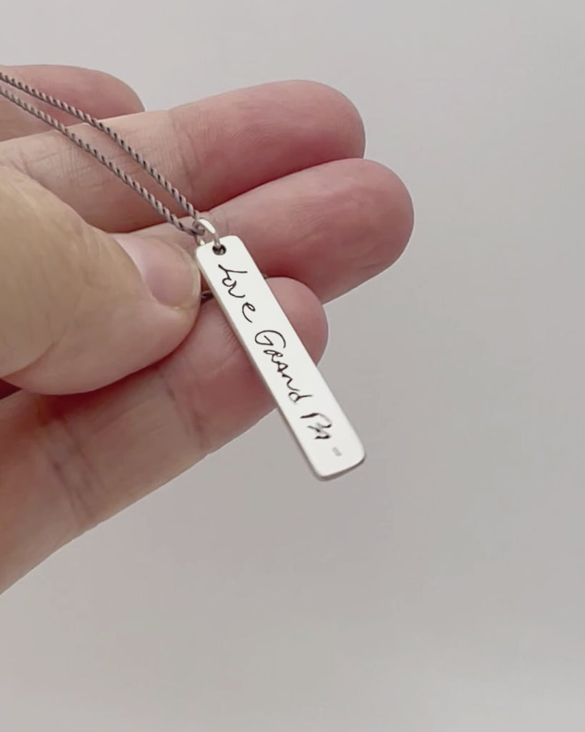 Kate memorial necklace in silver moving and modeled.